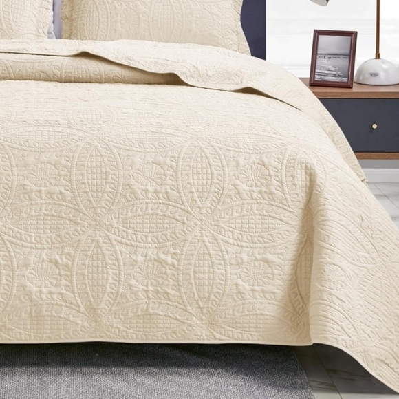 Cream Quilt, California King Size - Picture 3 of 5